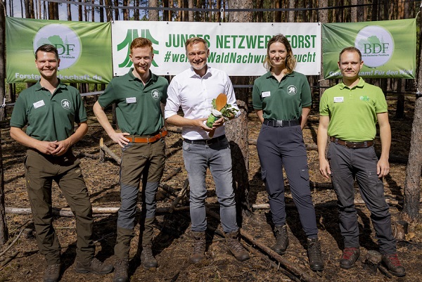 Junge Forstleute fordern Geld für die Forschung