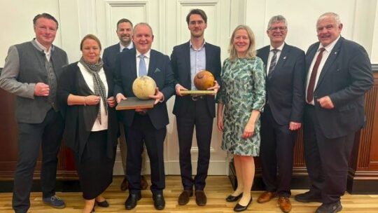 Ehrenpreis der SDW an Wilke und von Hirschhausen